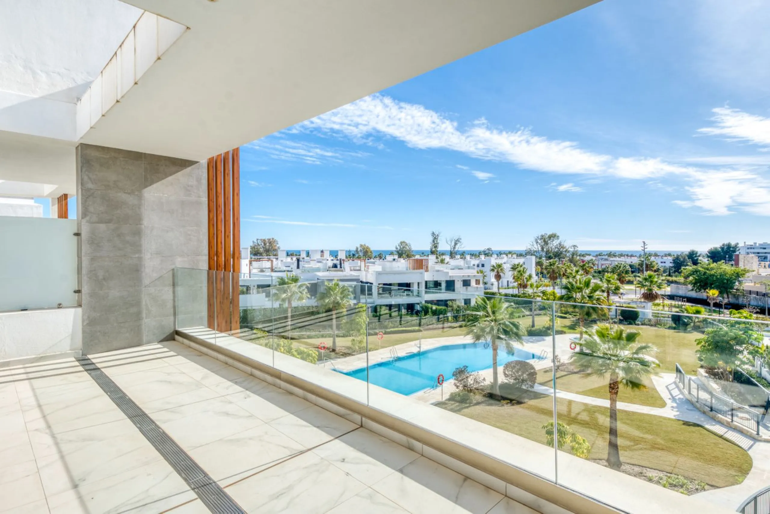Apartment - Penthouse в продаже в Estepona, Málaga. В доме 2 спален и 2 ванных комнат. Площадь дома 99 м²