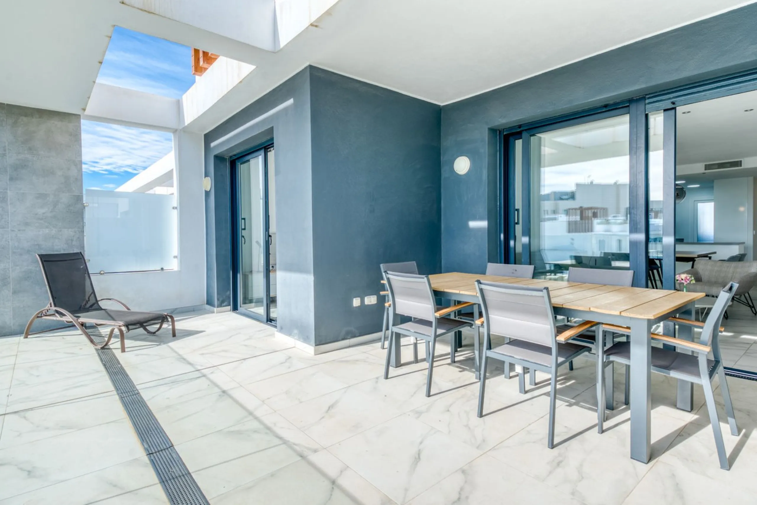Apartment - Penthouse в продаже в Estepona, Málaga. В доме 2 спален и 2 ванных комнат. Площадь дома 99 м²
