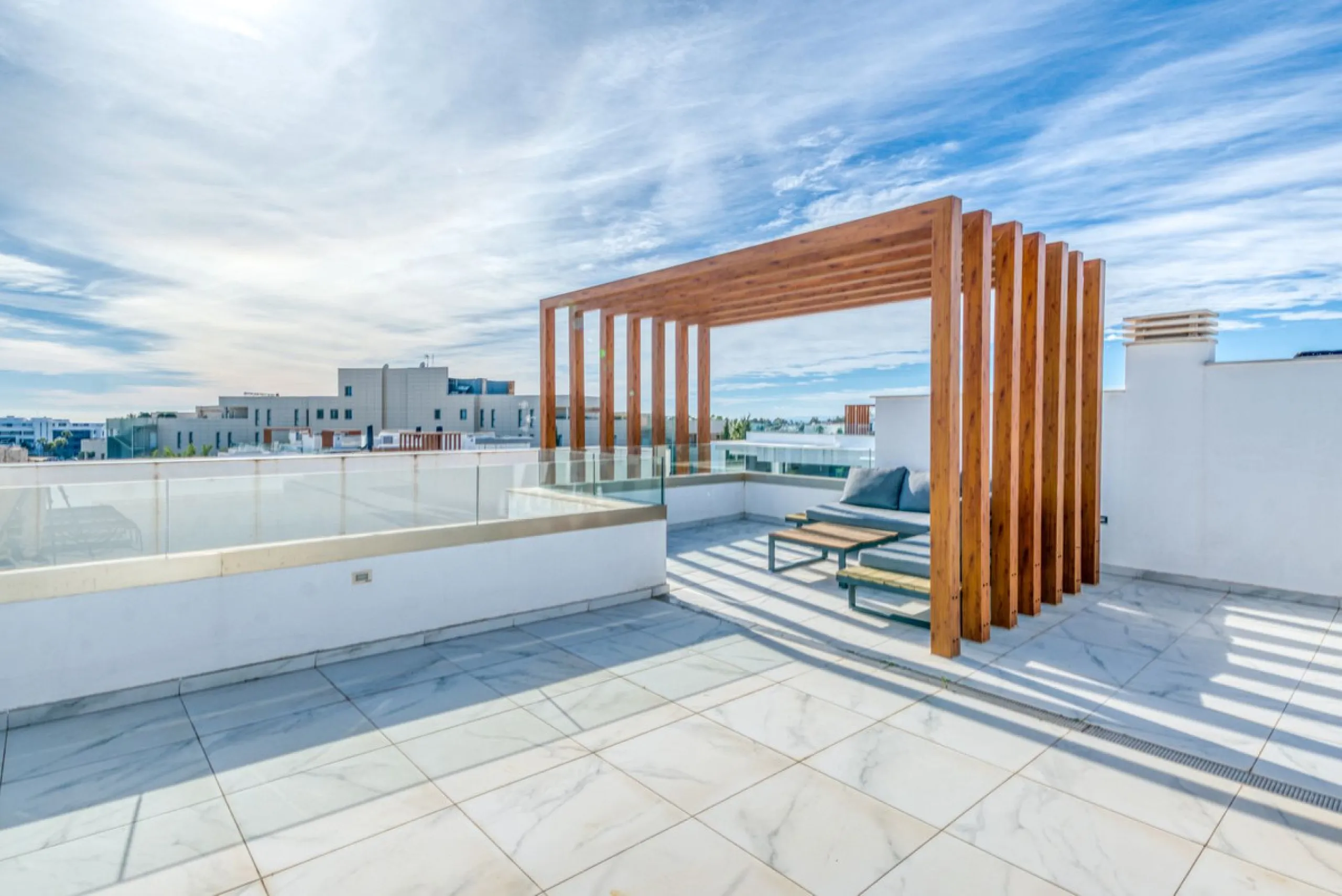 Apartment - Penthouse в продаже в Estepona, Málaga. В доме 2 спален и 2 ванных комнат. Площадь дома 99 м²
