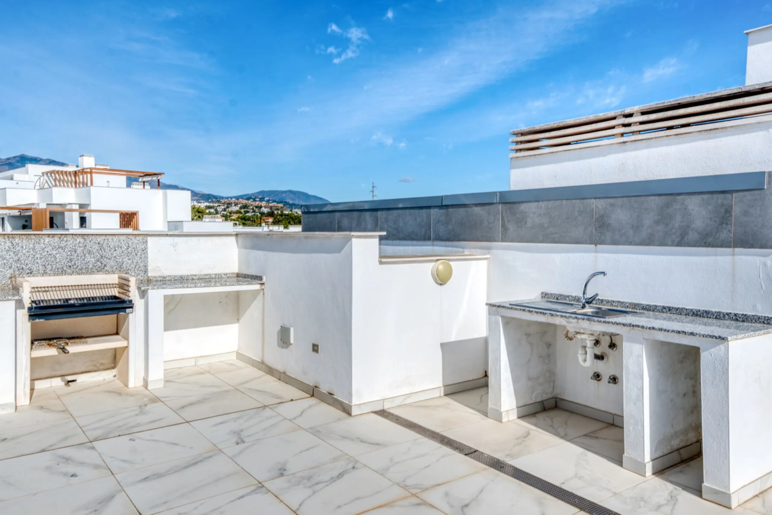 Apartment - Penthouse в продаже в Estepona, Málaga. В доме 2 спален и 2 ванных комнат. Площадь дома 99 м²