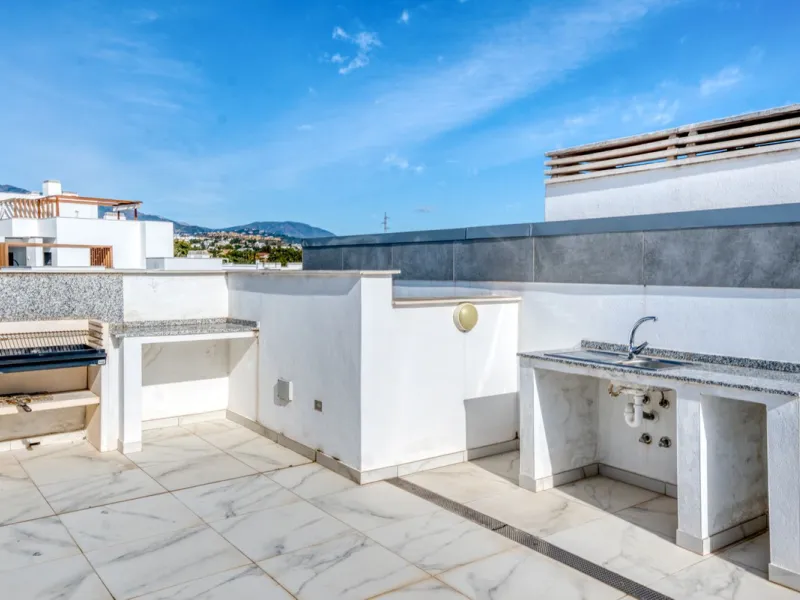 Apartment - Penthouse в продаже в Estepona, Málaga. В доме 2 спален и 2 ванных комнат. Площадь дома 99 м²