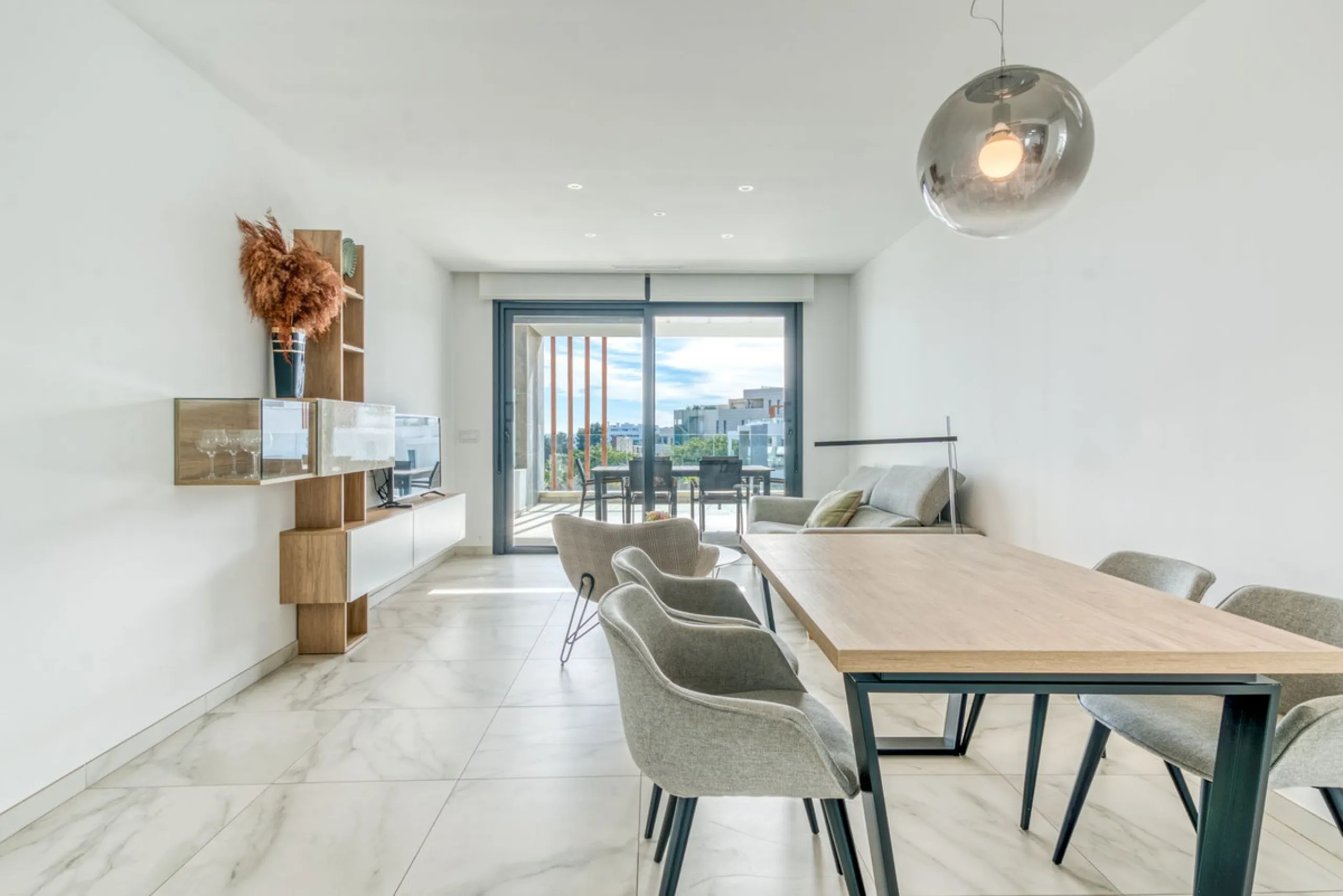 Apartment - Penthouse в продаже в Estepona, Málaga. В доме 2 спален и 2 ванных комнат. Площадь дома 99 м²