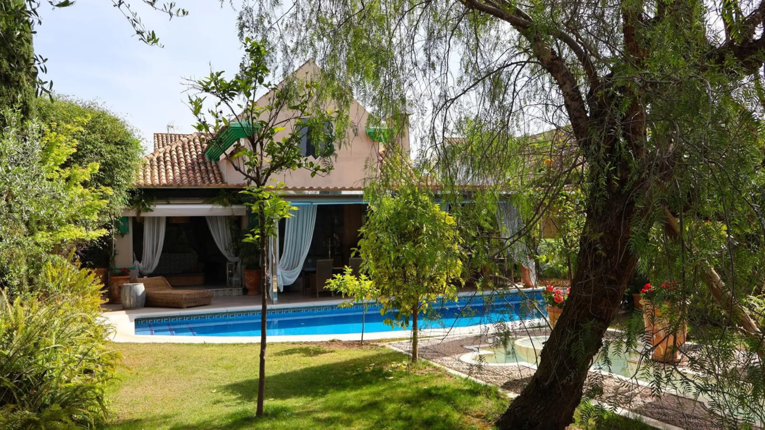 House - Detached Villa в продаже в Marbella, Málaga. В доме 5 спален и 6 ванных комнат. Площадь дома 587 м². Площадь участка 1018 м²