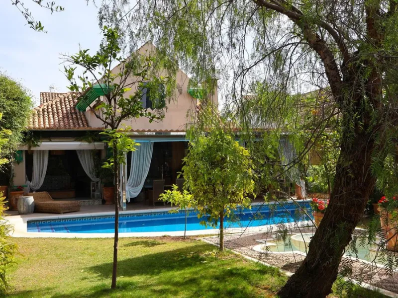 House - Detached Villa в продаже в Marbella, Málaga. В доме 5 спален и 6 ванных комнат. Площадь дома 587 м². Площадь участка 1018 м²