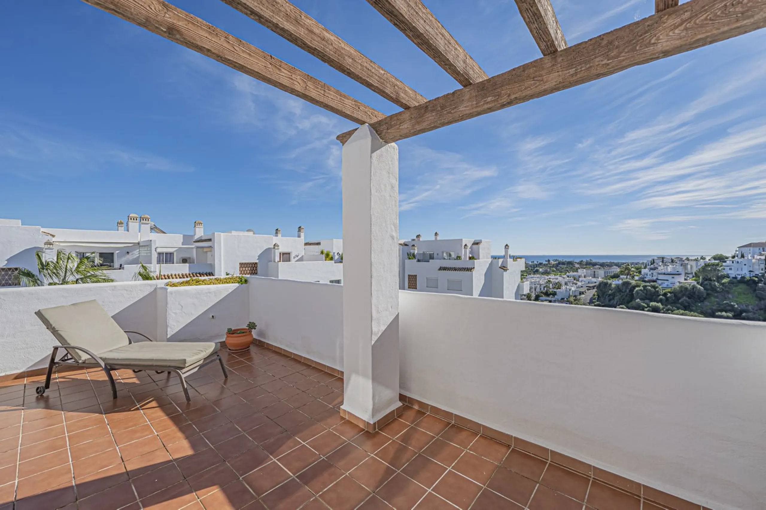 SPACIOUS PENTHOUSE WITH LARGE TERRACES AND SEA VIEWS