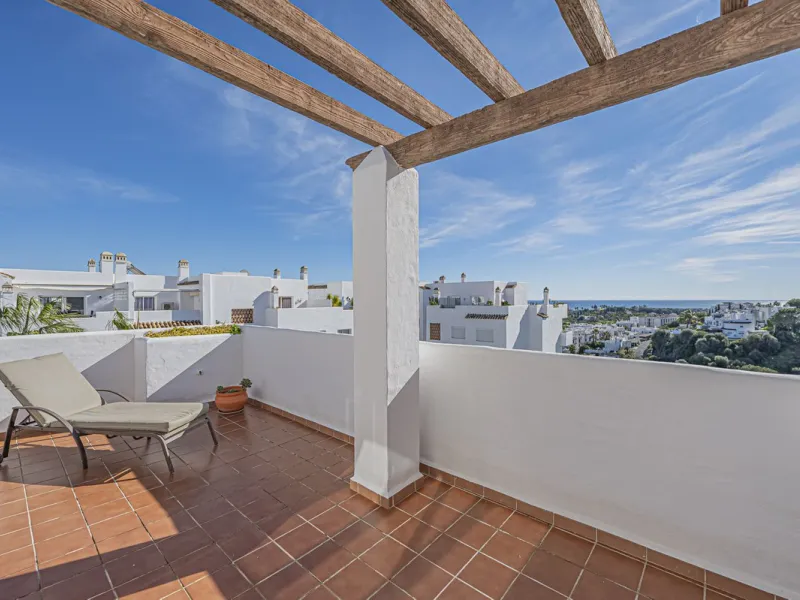 SPACIOUS PENTHOUSE WITH LARGE TERRACES AND SEA VIEWS