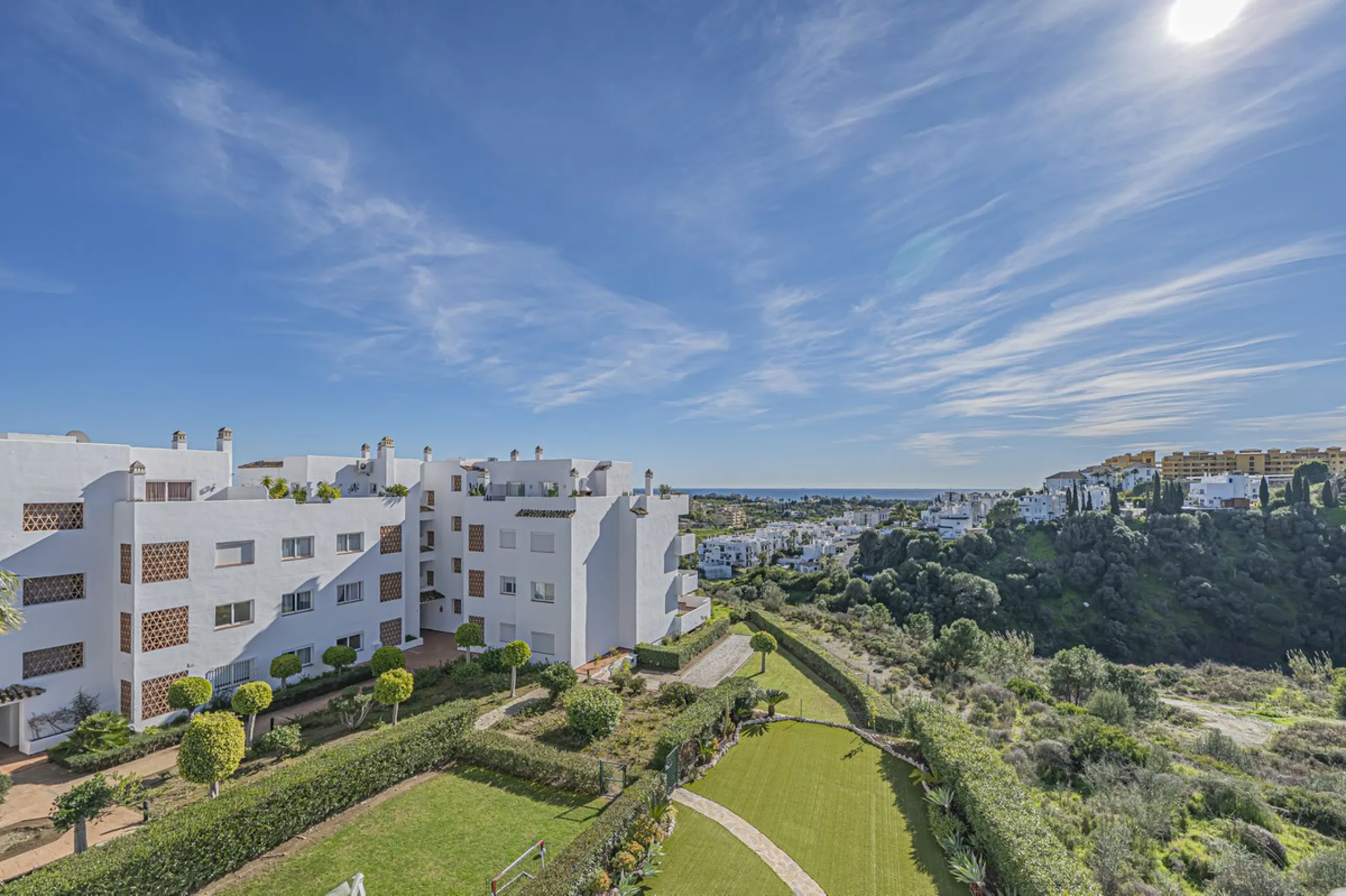 SPACIOUS PENTHOUSE WITH LARGE TERRACES AND SEA VIEWS