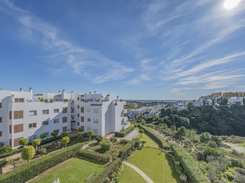 SPACIOUS PENTHOUSE WITH LARGE TERRACES AND SEA VIEWS