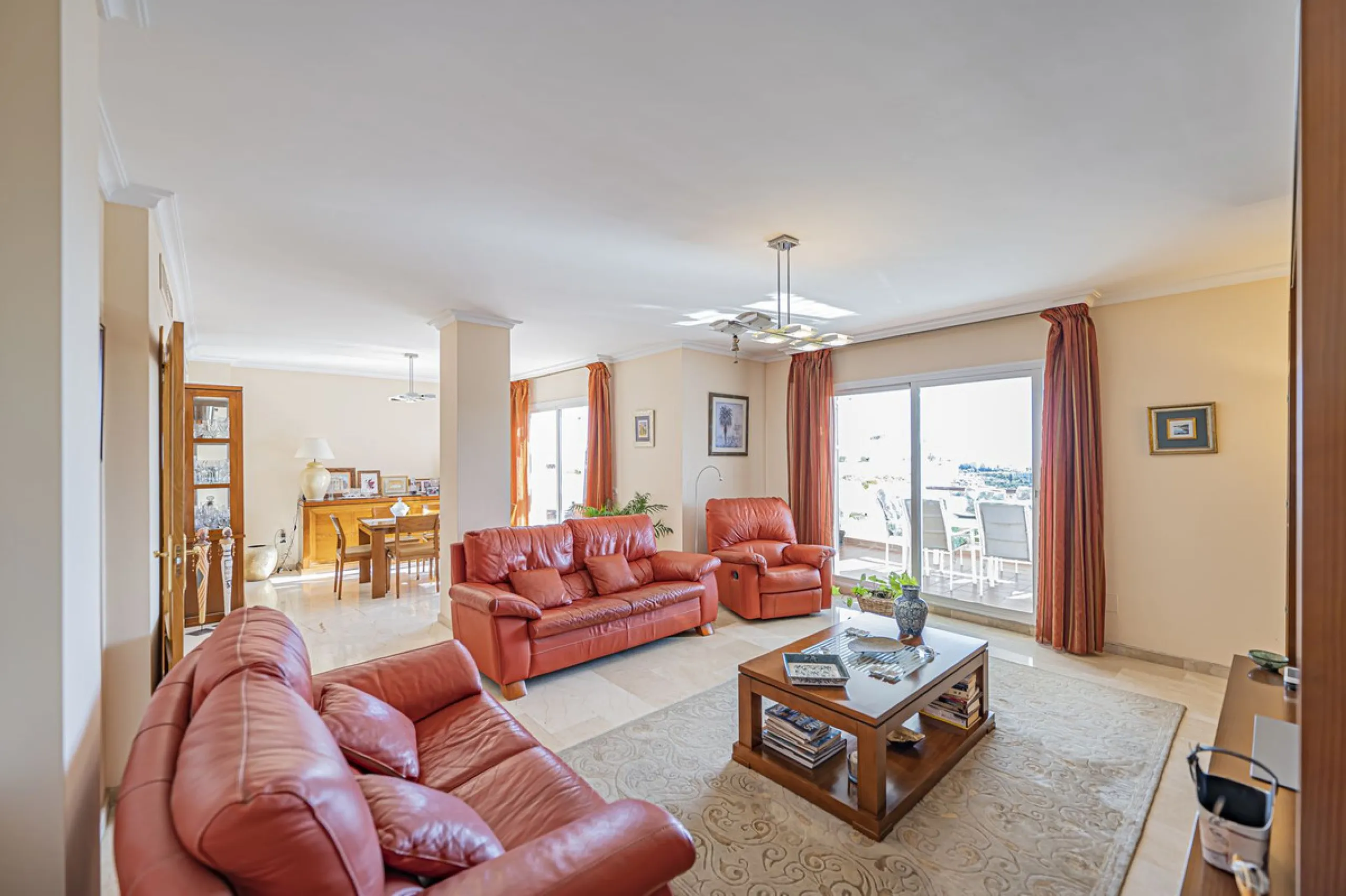 SPACIOUS PENTHOUSE WITH LARGE TERRACES AND SEA VIEWS