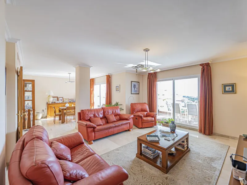 SPACIOUS PENTHOUSE WITH LARGE TERRACES AND SEA VIEWS