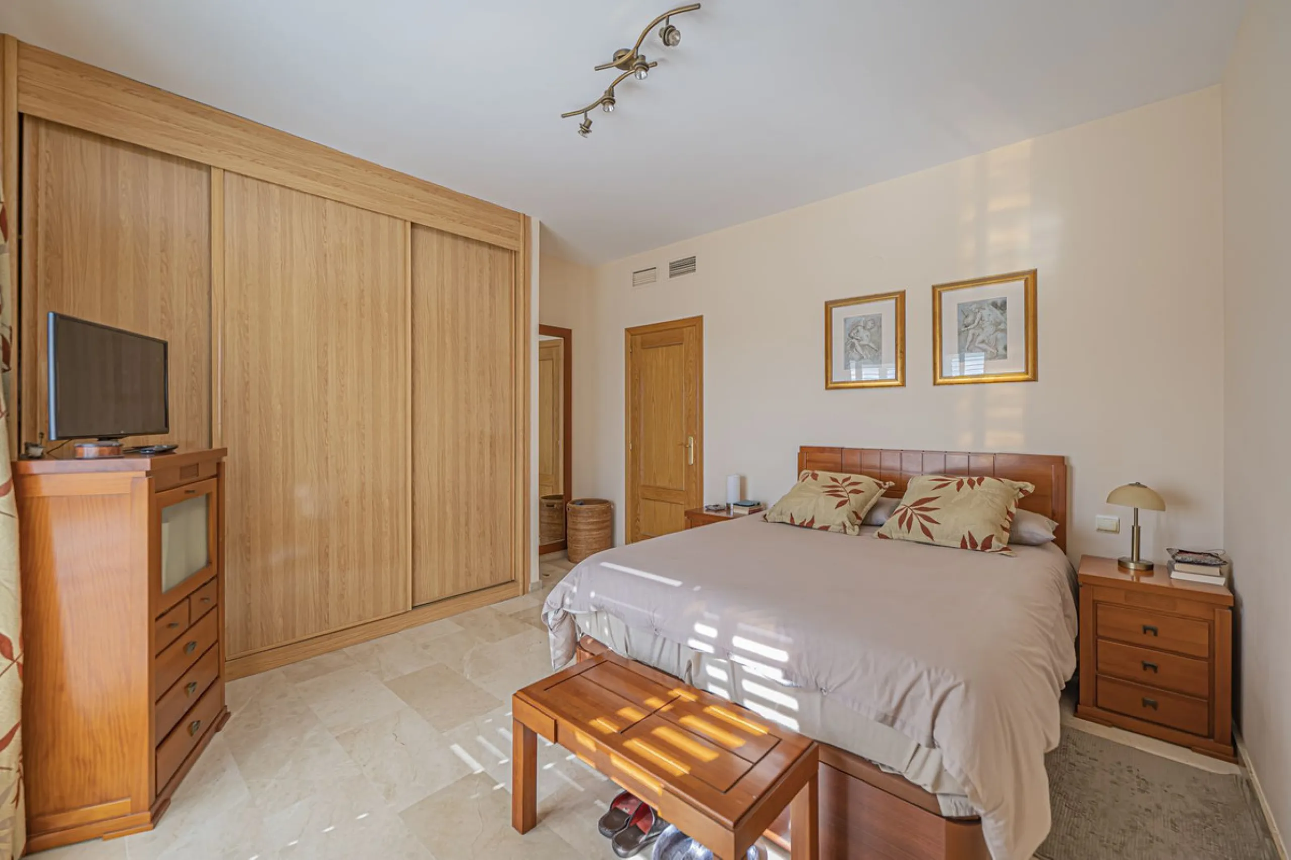 SPACIOUS PENTHOUSE WITH LARGE TERRACES AND SEA VIEWS