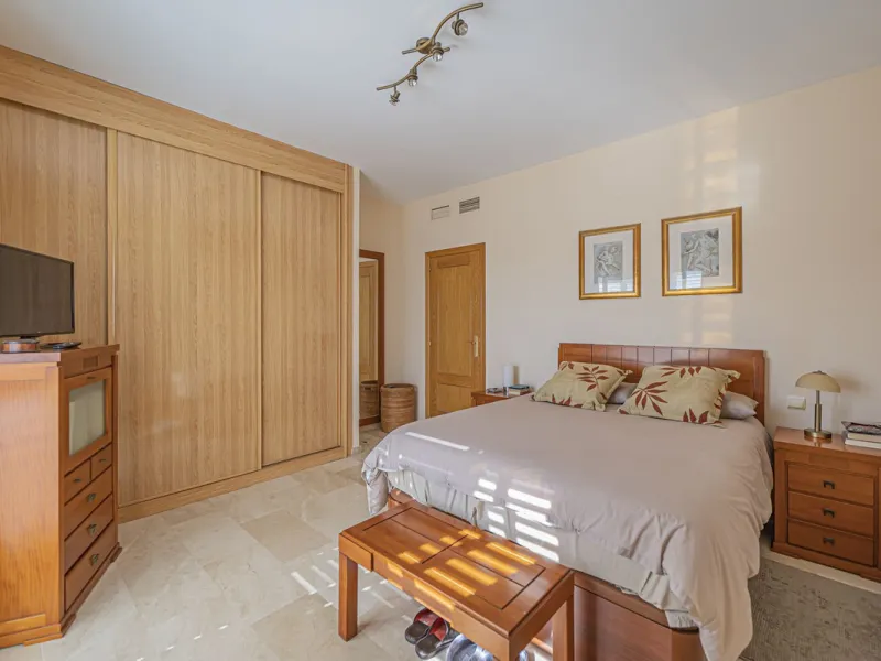 SPACIOUS PENTHOUSE WITH LARGE TERRACES AND SEA VIEWS