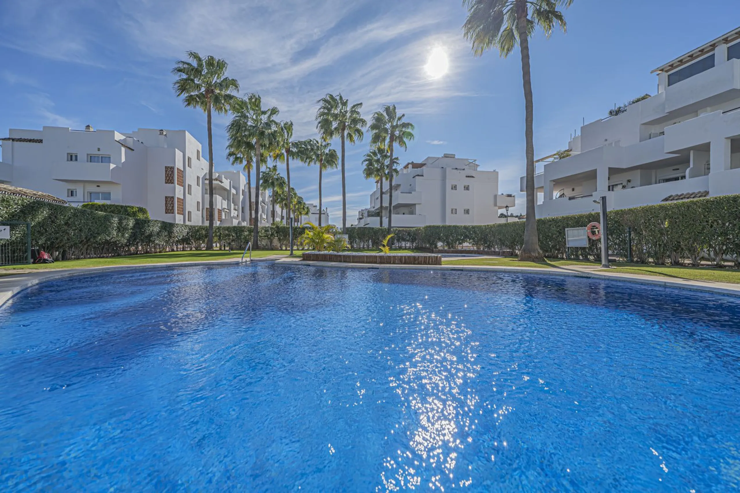 SPACIOUS PENTHOUSE WITH LARGE TERRACES AND SEA VIEWS