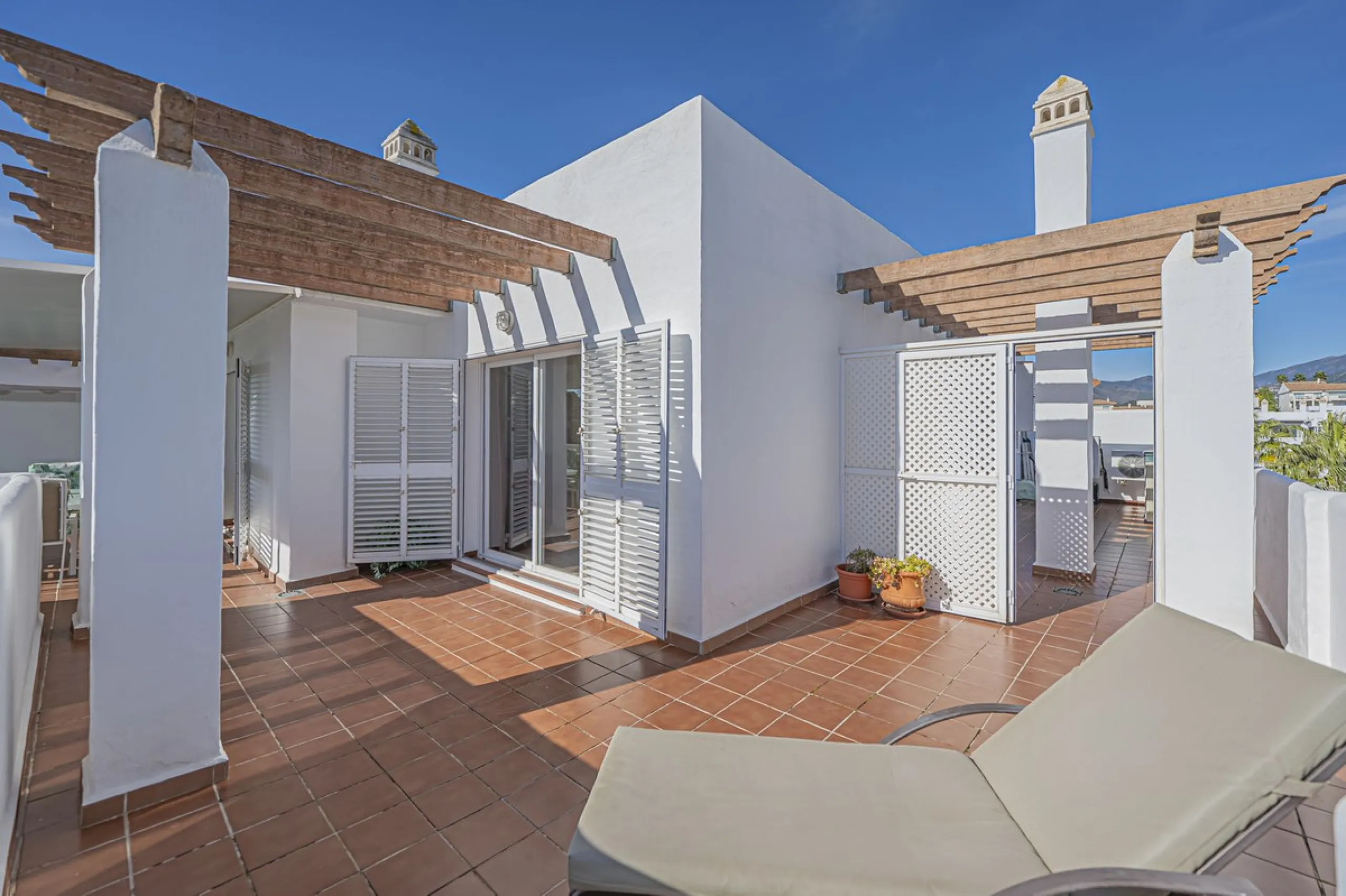 SPACIOUS PENTHOUSE WITH LARGE TERRACES AND SEA VIEWS