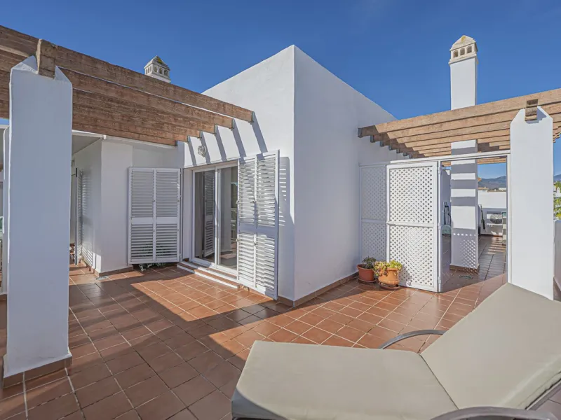 SPACIOUS PENTHOUSE WITH LARGE TERRACES AND SEA VIEWS