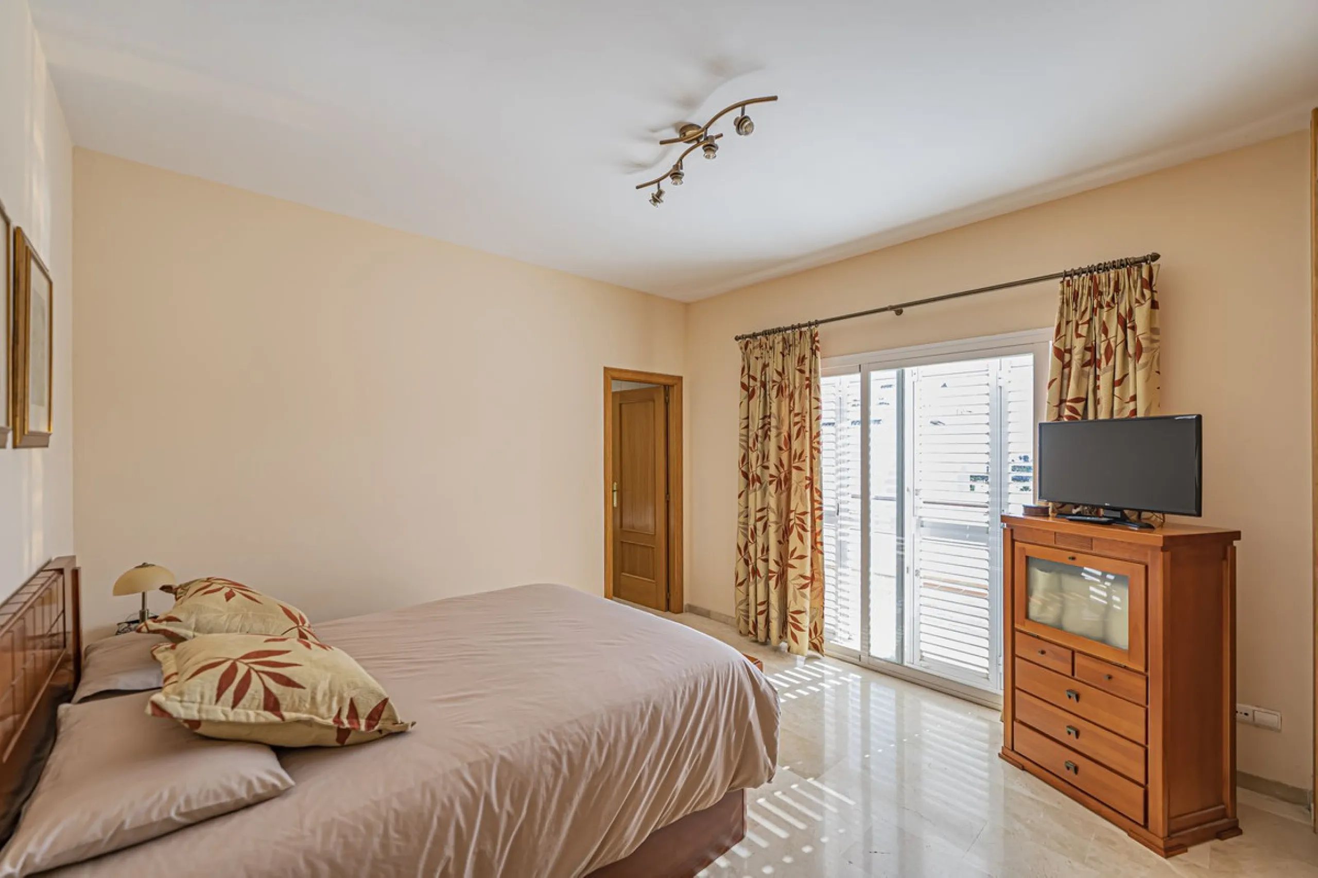SPACIOUS PENTHOUSE WITH LARGE TERRACES AND SEA VIEWS