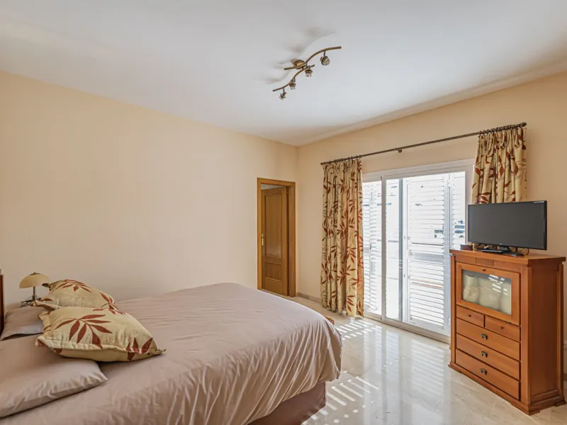 SPACIOUS PENTHOUSE WITH LARGE TERRACES AND SEA VIEWS