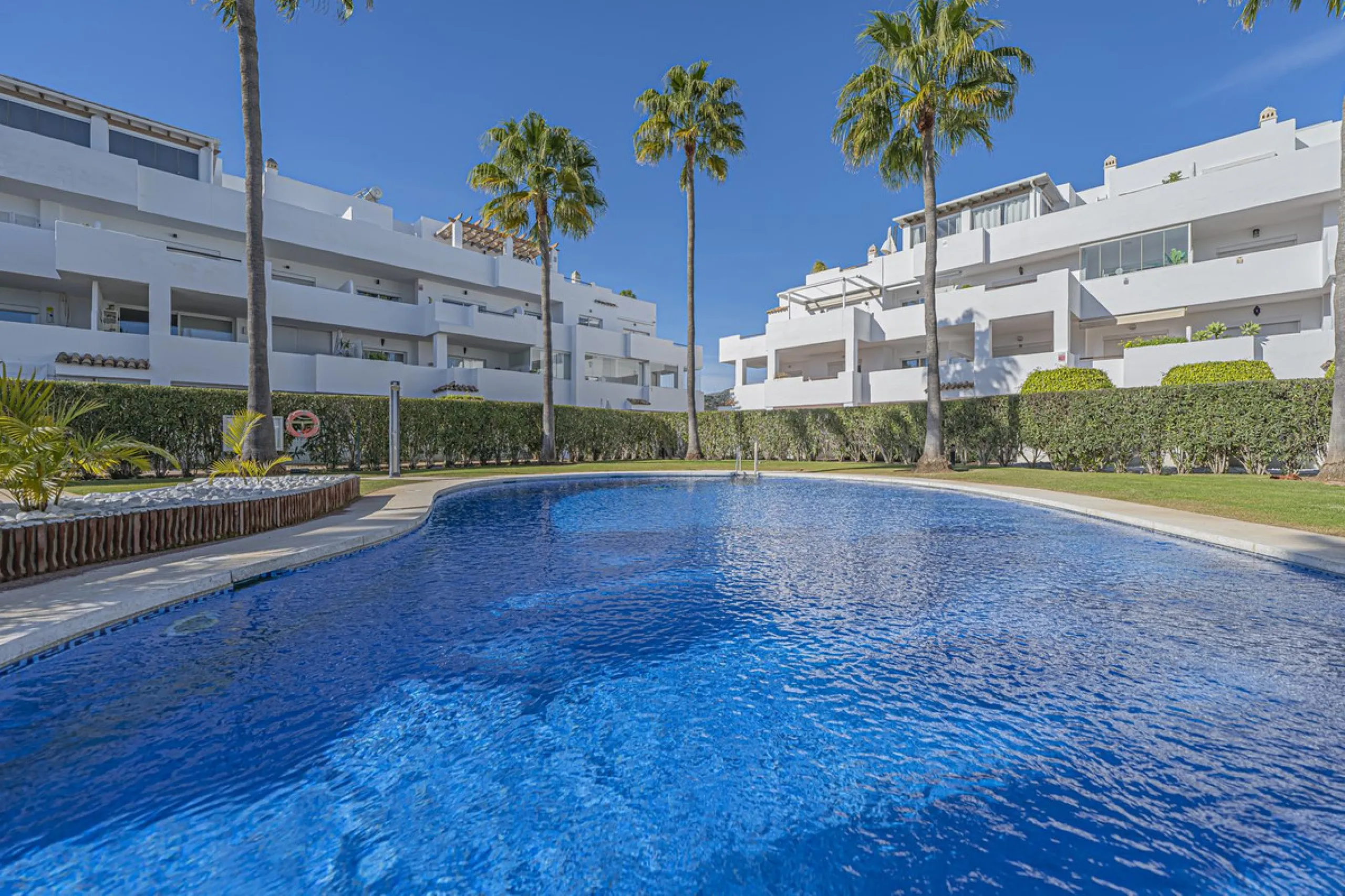 SPACIOUS PENTHOUSE WITH LARGE TERRACES AND SEA VIEWS