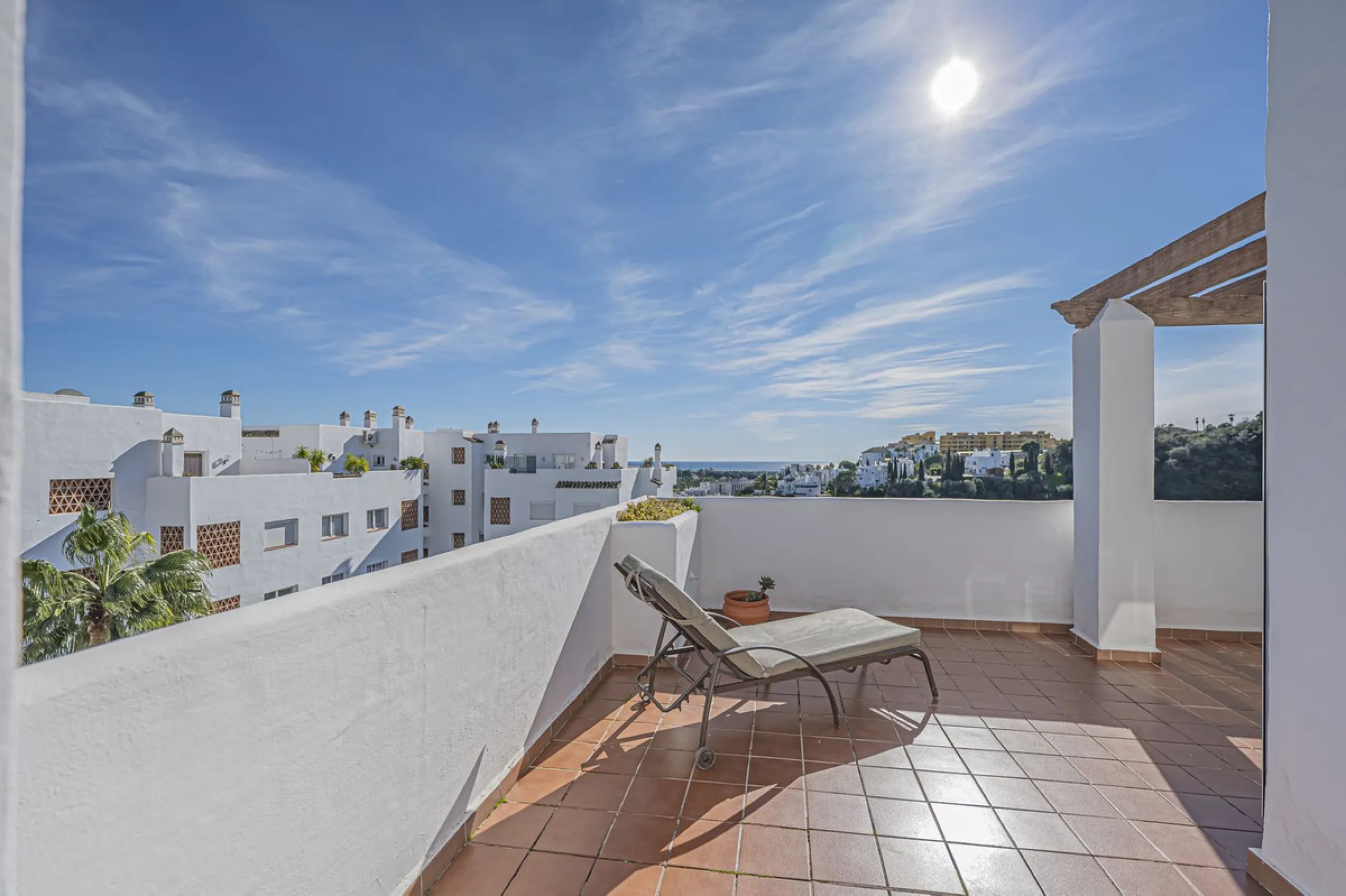 SPACIOUS PENTHOUSE WITH LARGE TERRACES AND SEA VIEWS