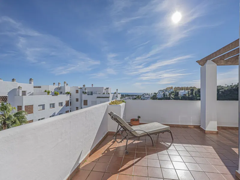 SPACIOUS PENTHOUSE WITH LARGE TERRACES AND SEA VIEWS