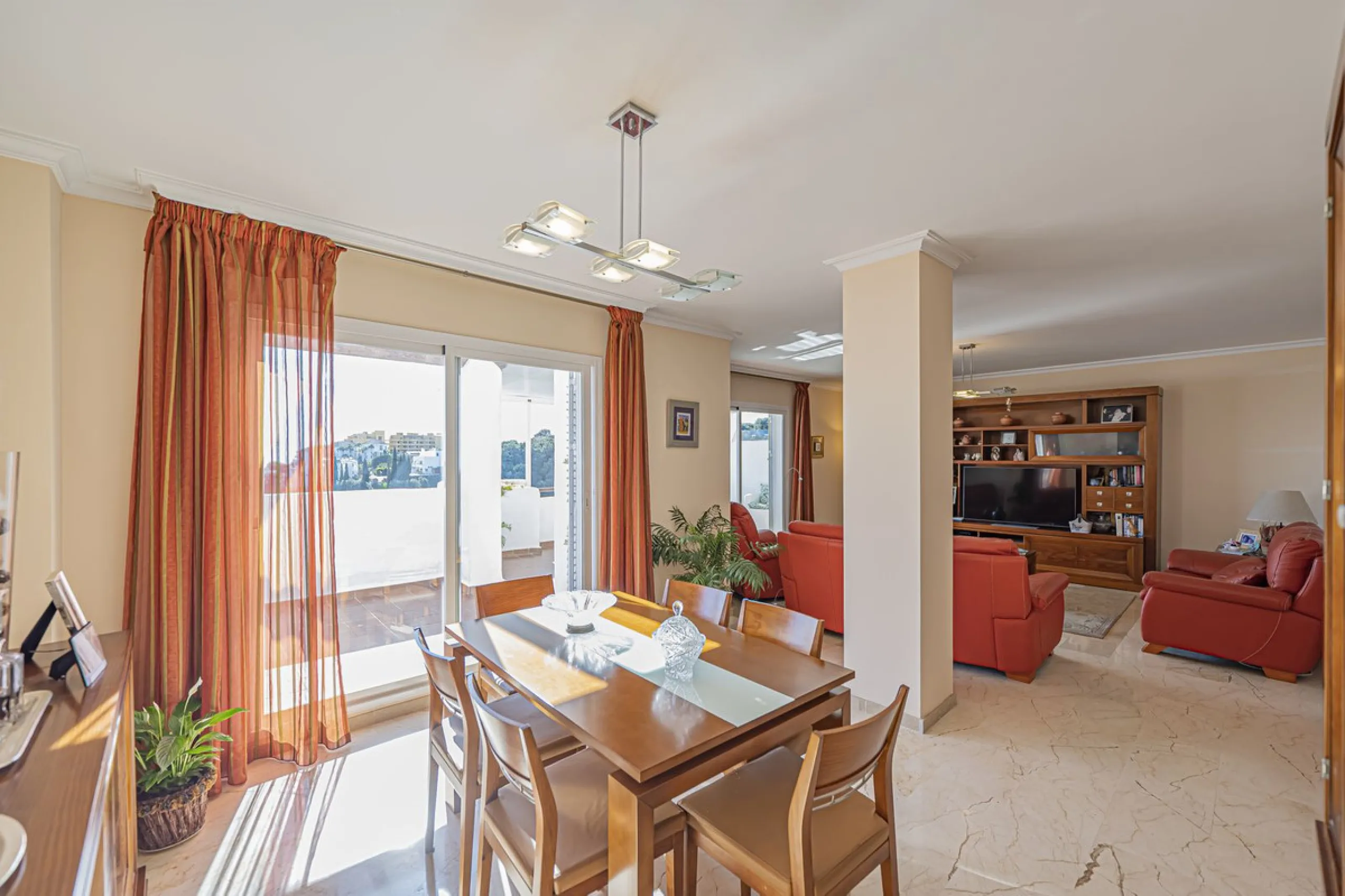 SPACIOUS PENTHOUSE WITH LARGE TERRACES AND SEA VIEWS