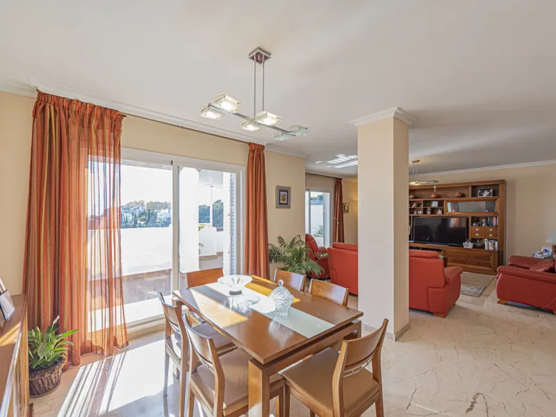 SPACIOUS PENTHOUSE WITH LARGE TERRACES AND SEA VIEWS