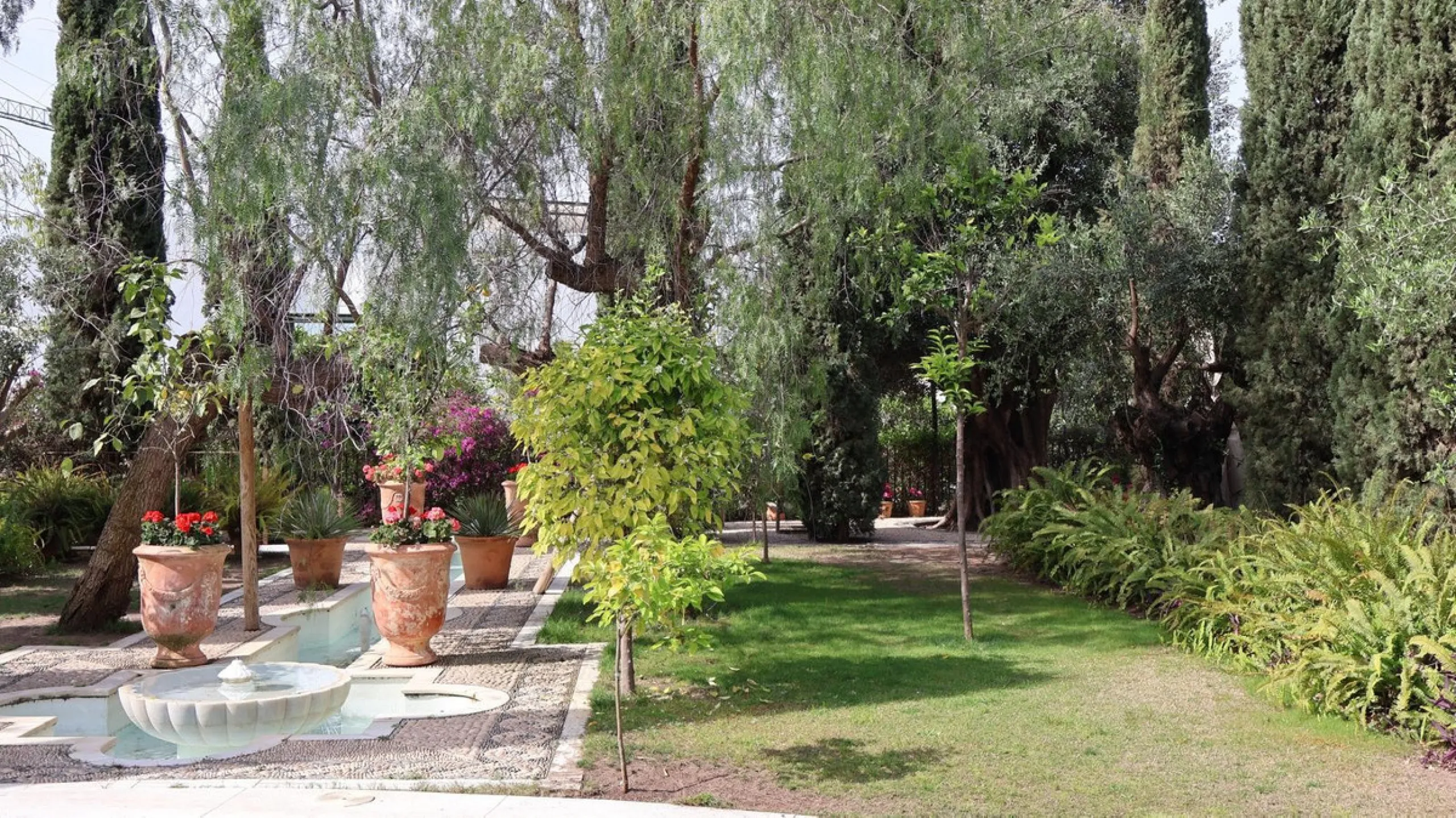 House - Detached Villa в продаже в Marbella, Málaga. В доме 5 спален и 6 ванных комнат. Площадь дома 587 м². Площадь участка 1018 м²