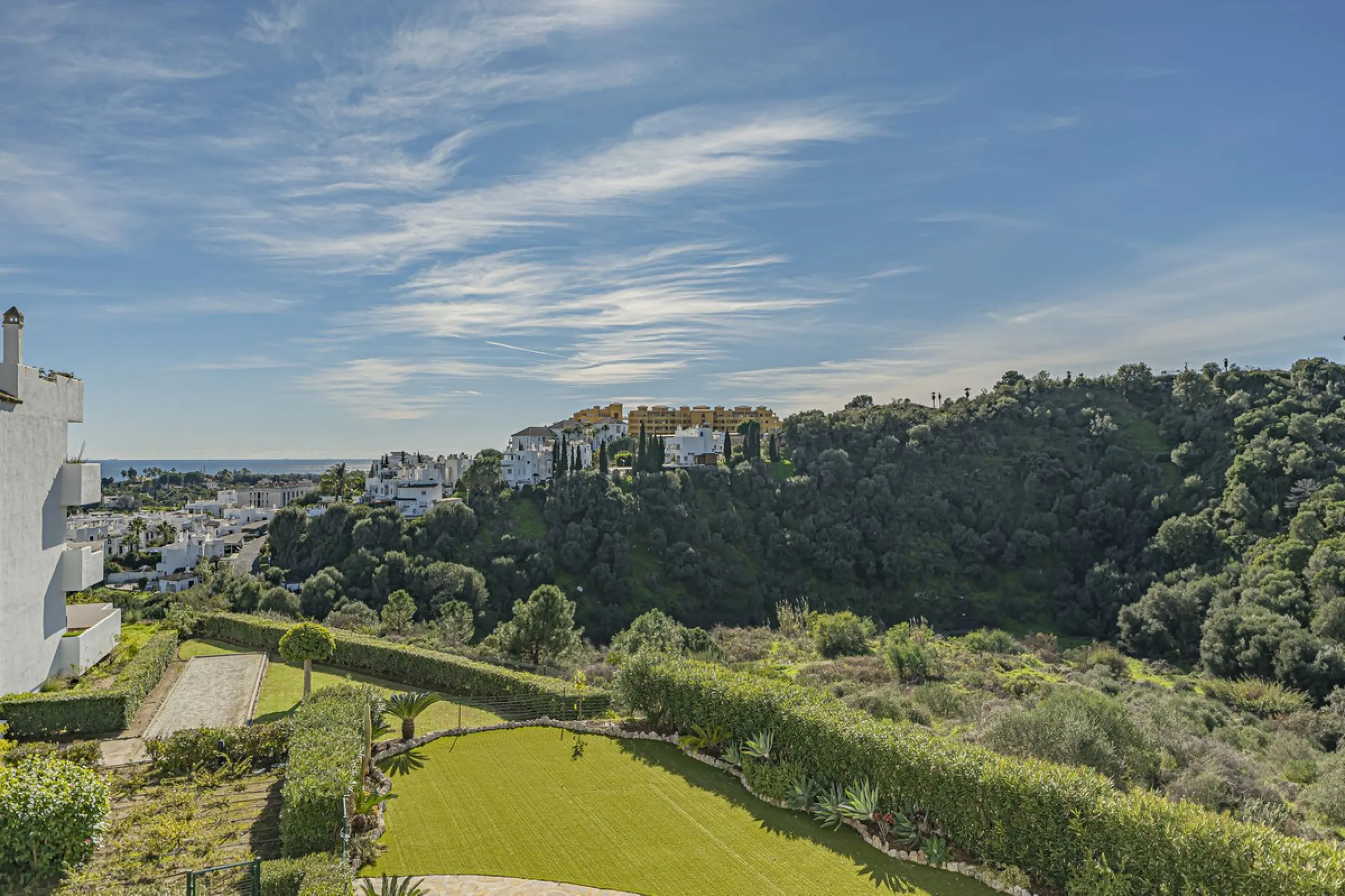 SPACIOUS PENTHOUSE WITH LARGE TERRACES AND SEA VIEWS