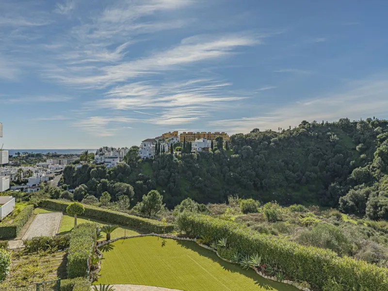 SPACIOUS PENTHOUSE WITH LARGE TERRACES AND SEA VIEWS