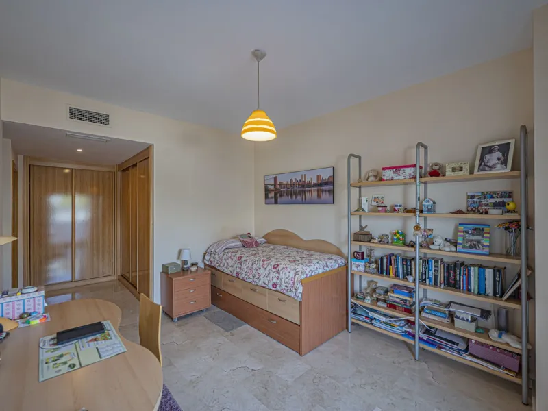 SPACIOUS PENTHOUSE WITH LARGE TERRACES AND SEA VIEWS