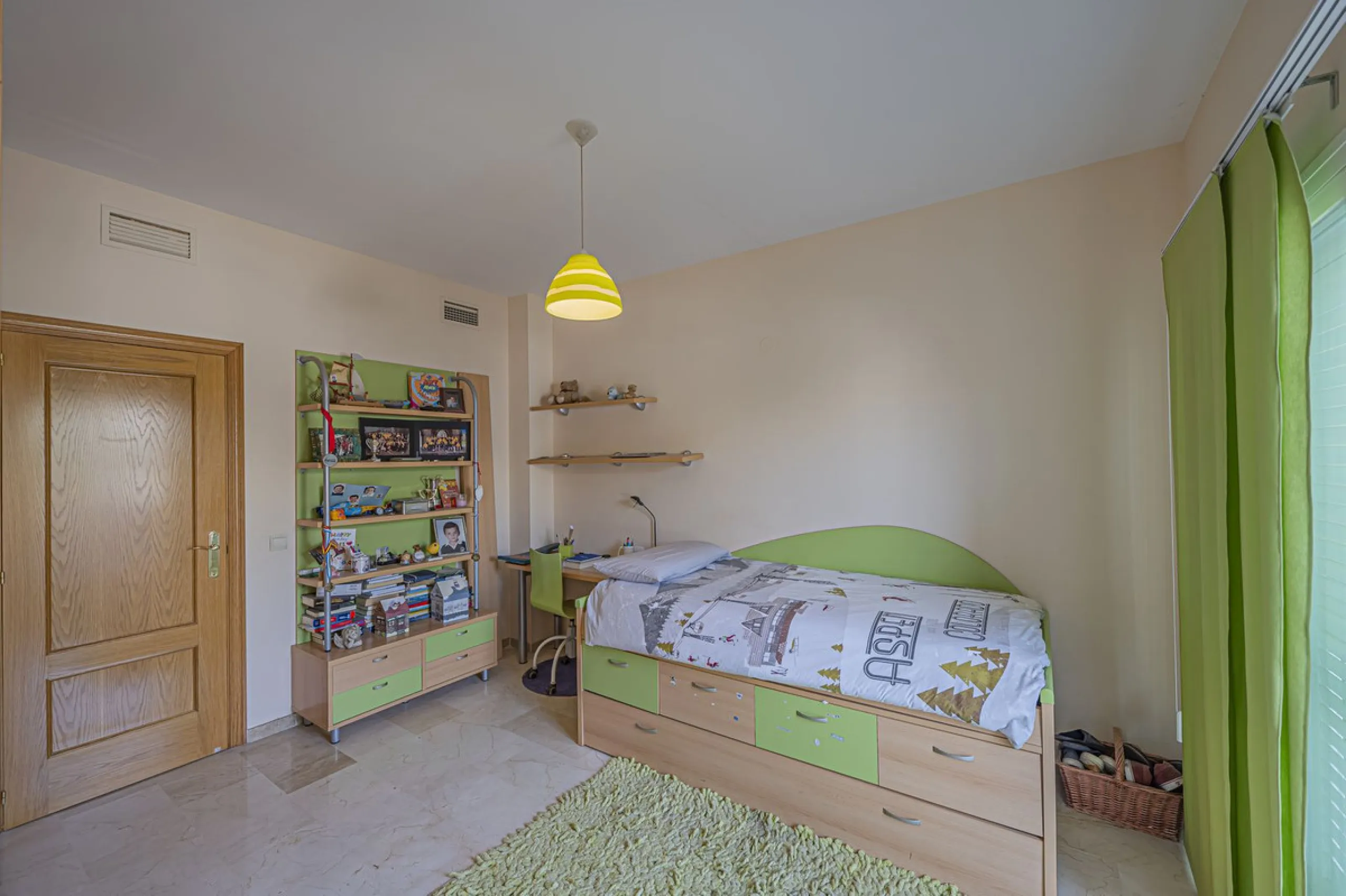 SPACIOUS PENTHOUSE WITH LARGE TERRACES AND SEA VIEWS