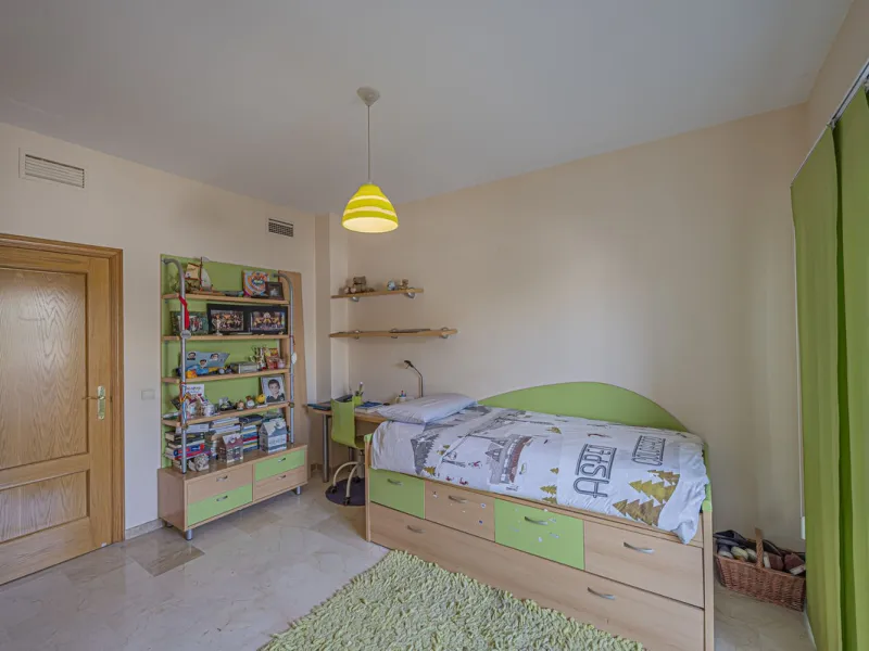 SPACIOUS PENTHOUSE WITH LARGE TERRACES AND SEA VIEWS