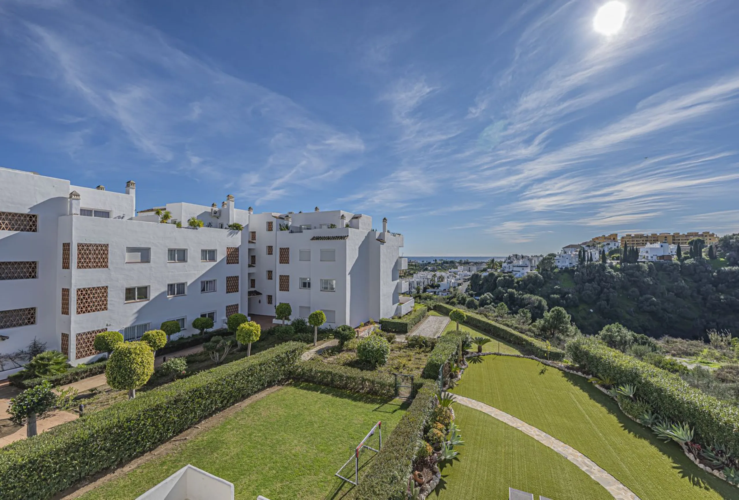 SPACIOUS PENTHOUSE WITH LARGE TERRACES AND SEA VIEWS