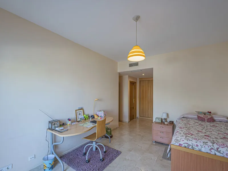 SPACIOUS PENTHOUSE WITH LARGE TERRACES AND SEA VIEWS