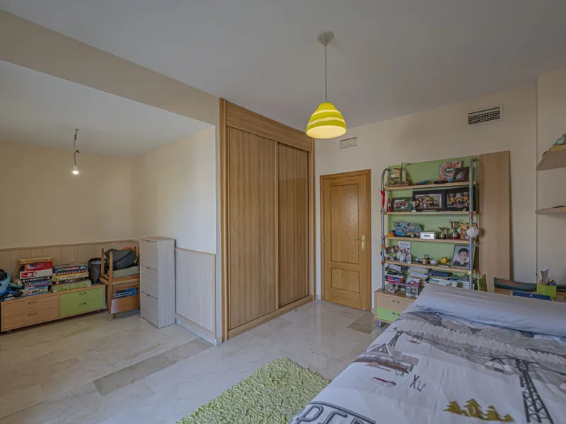 SPACIOUS PENTHOUSE WITH LARGE TERRACES AND SEA VIEWS