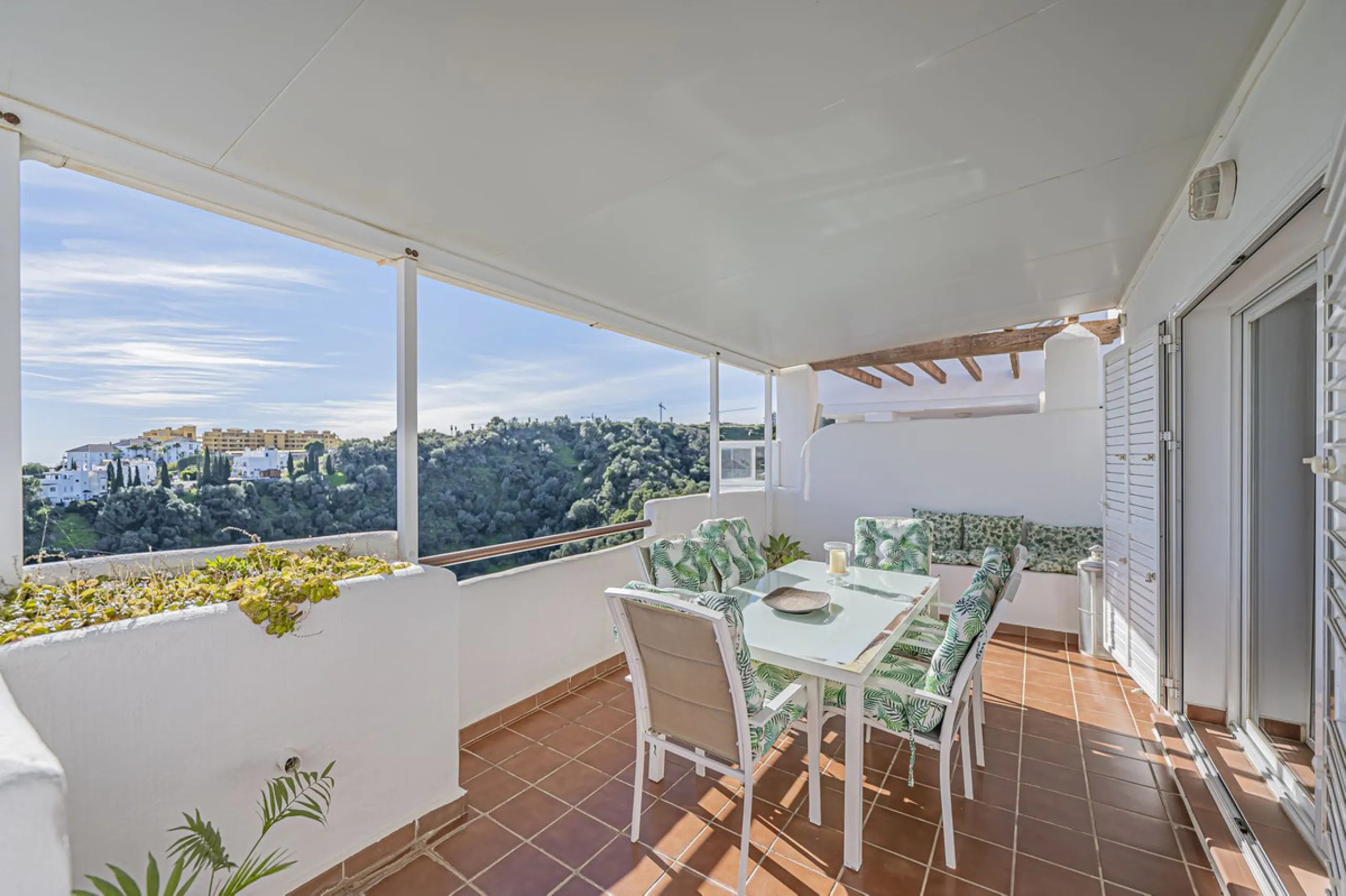 SPACIOUS PENTHOUSE WITH LARGE TERRACES AND SEA VIEWS