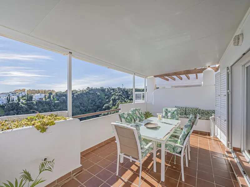 SPACIOUS PENTHOUSE WITH LARGE TERRACES AND SEA VIEWS