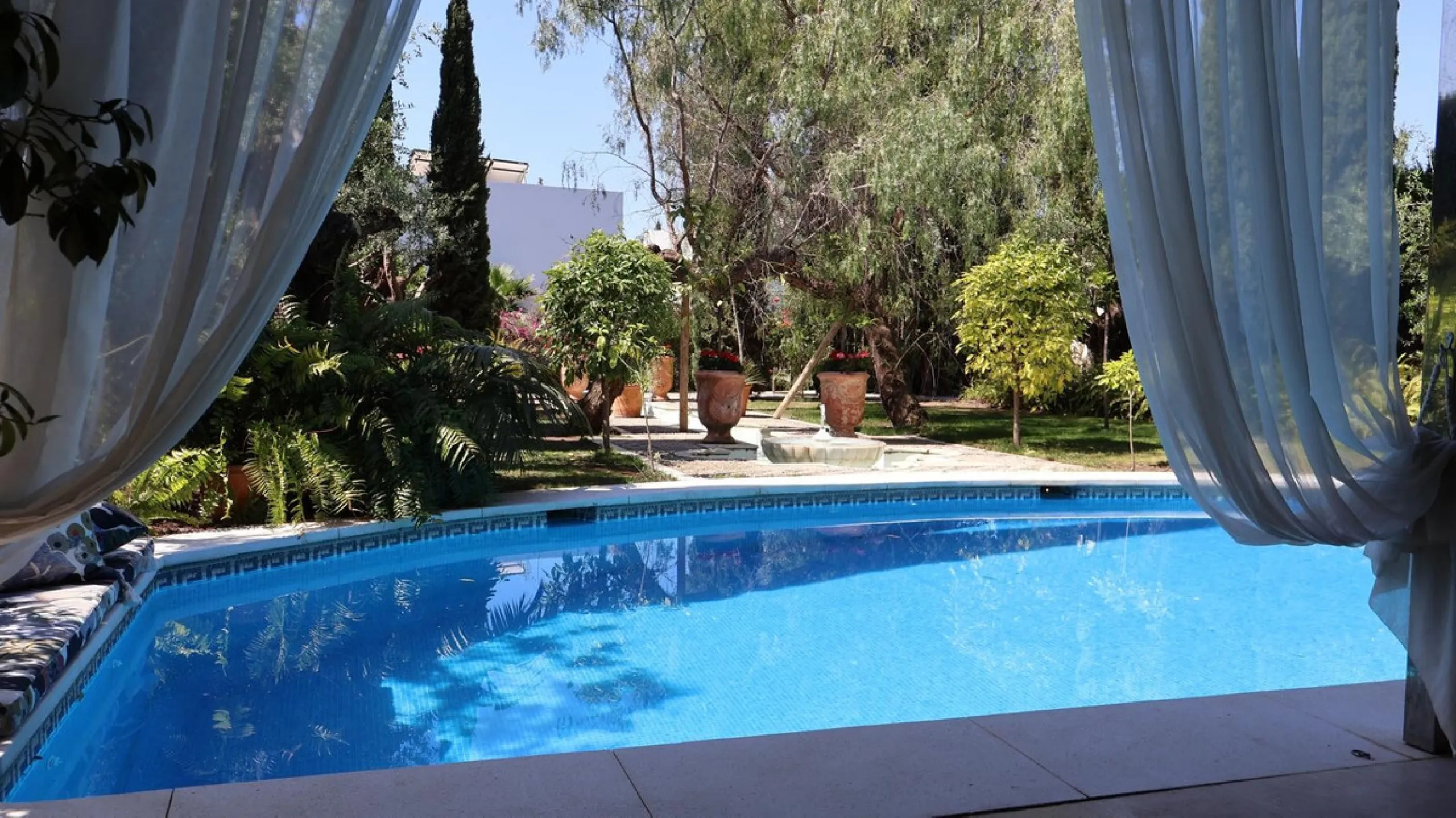 House - Detached Villa в продаже в Marbella, Málaga. В доме 5 спален и 6 ванных комнат. Площадь дома 587 м². Площадь участка 1018 м²