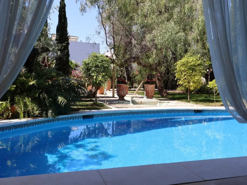 House - Detached Villa в продаже в Marbella, Málaga. В доме 5 спален и 6 ванных комнат. Площадь дома 587 м². Площадь участка 1018 м²