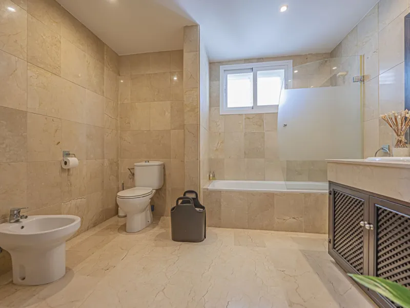 SPACIOUS PENTHOUSE WITH LARGE TERRACES AND SEA VIEWS