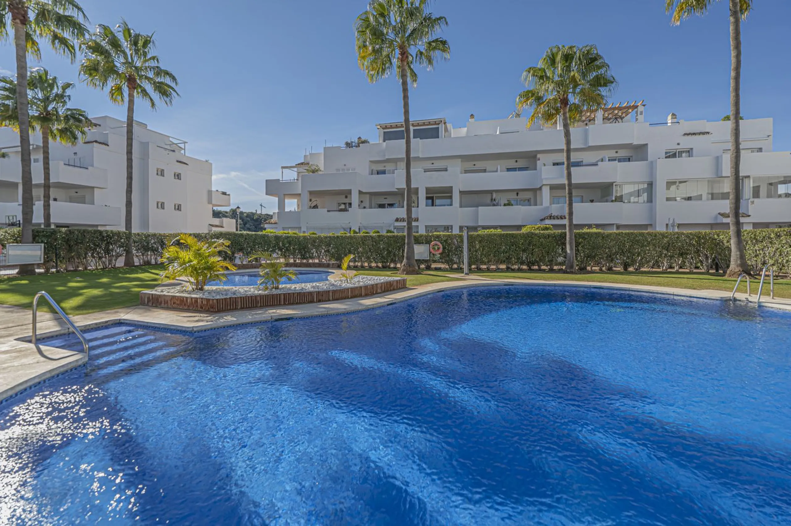 SPACIOUS PENTHOUSE WITH LARGE TERRACES AND SEA VIEWS