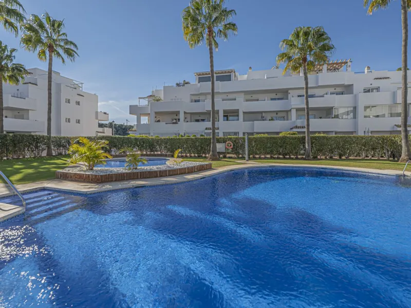 SPACIOUS PENTHOUSE WITH LARGE TERRACES AND SEA VIEWS