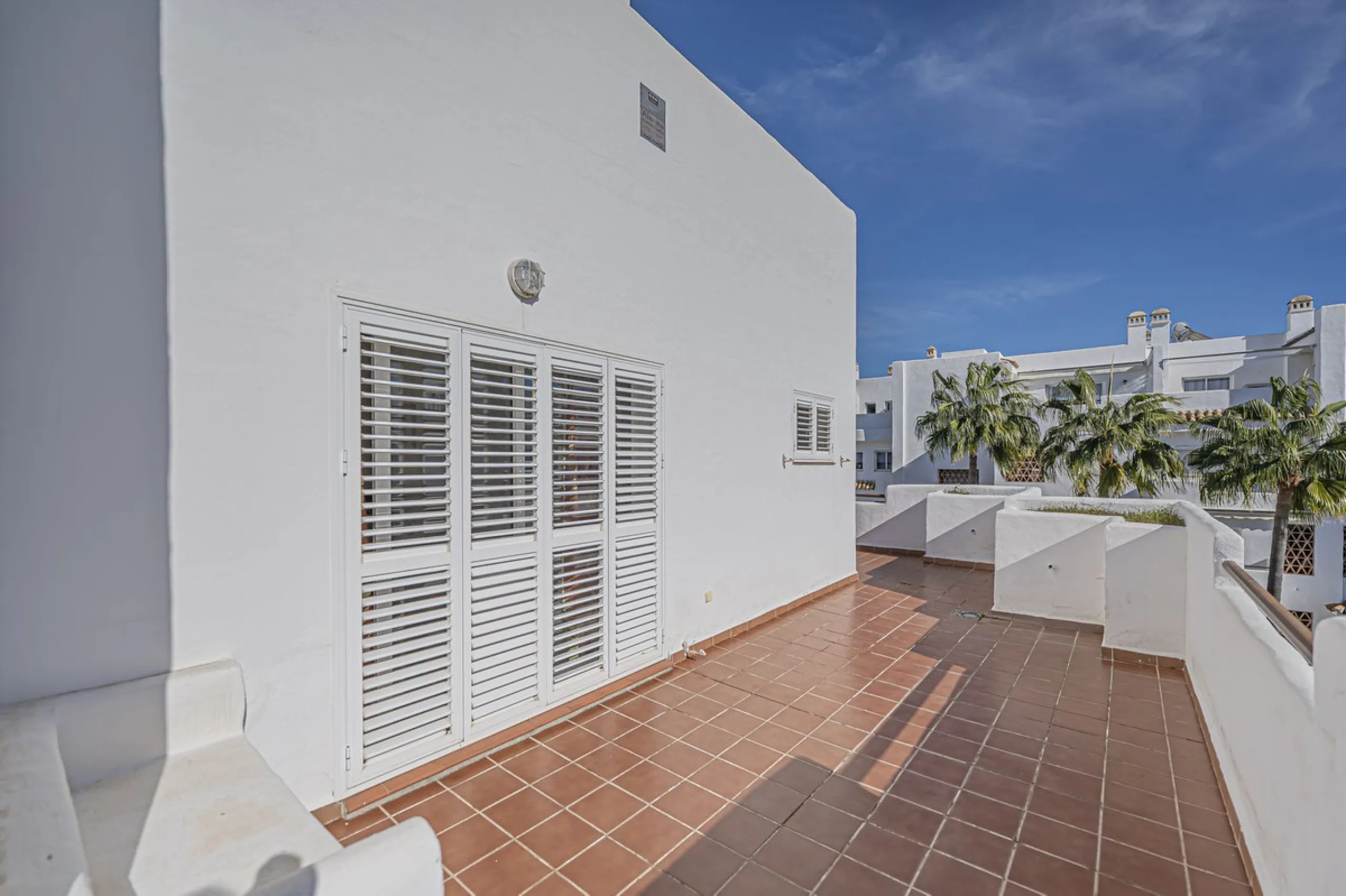 SPACIOUS PENTHOUSE WITH LARGE TERRACES AND SEA VIEWS