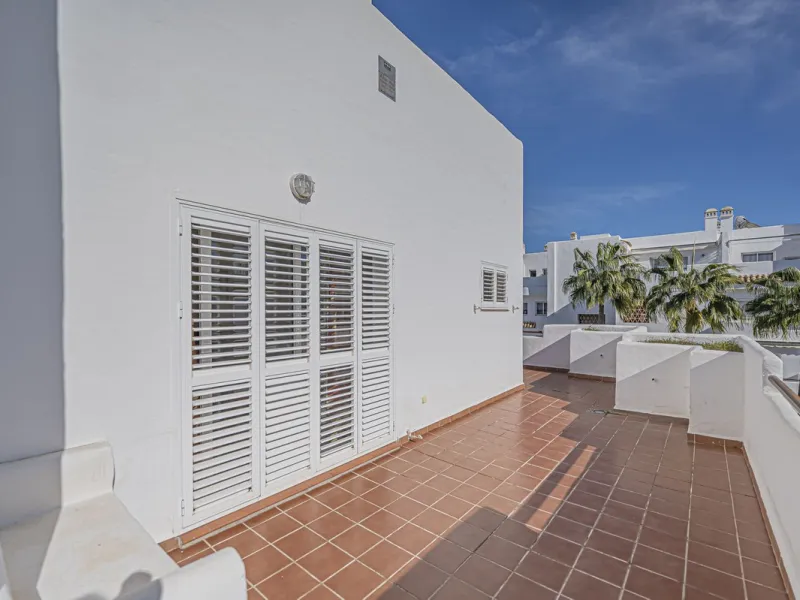 SPACIOUS PENTHOUSE WITH LARGE TERRACES AND SEA VIEWS