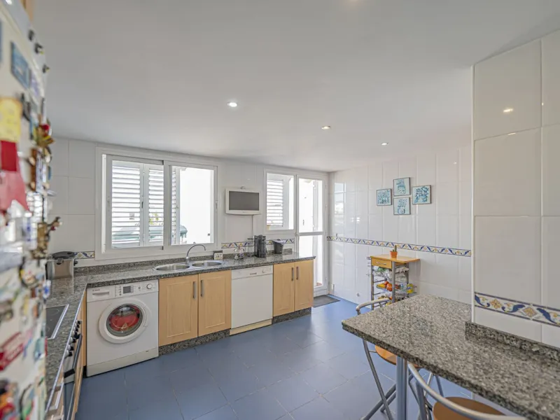 SPACIOUS PENTHOUSE WITH LARGE TERRACES AND SEA VIEWS