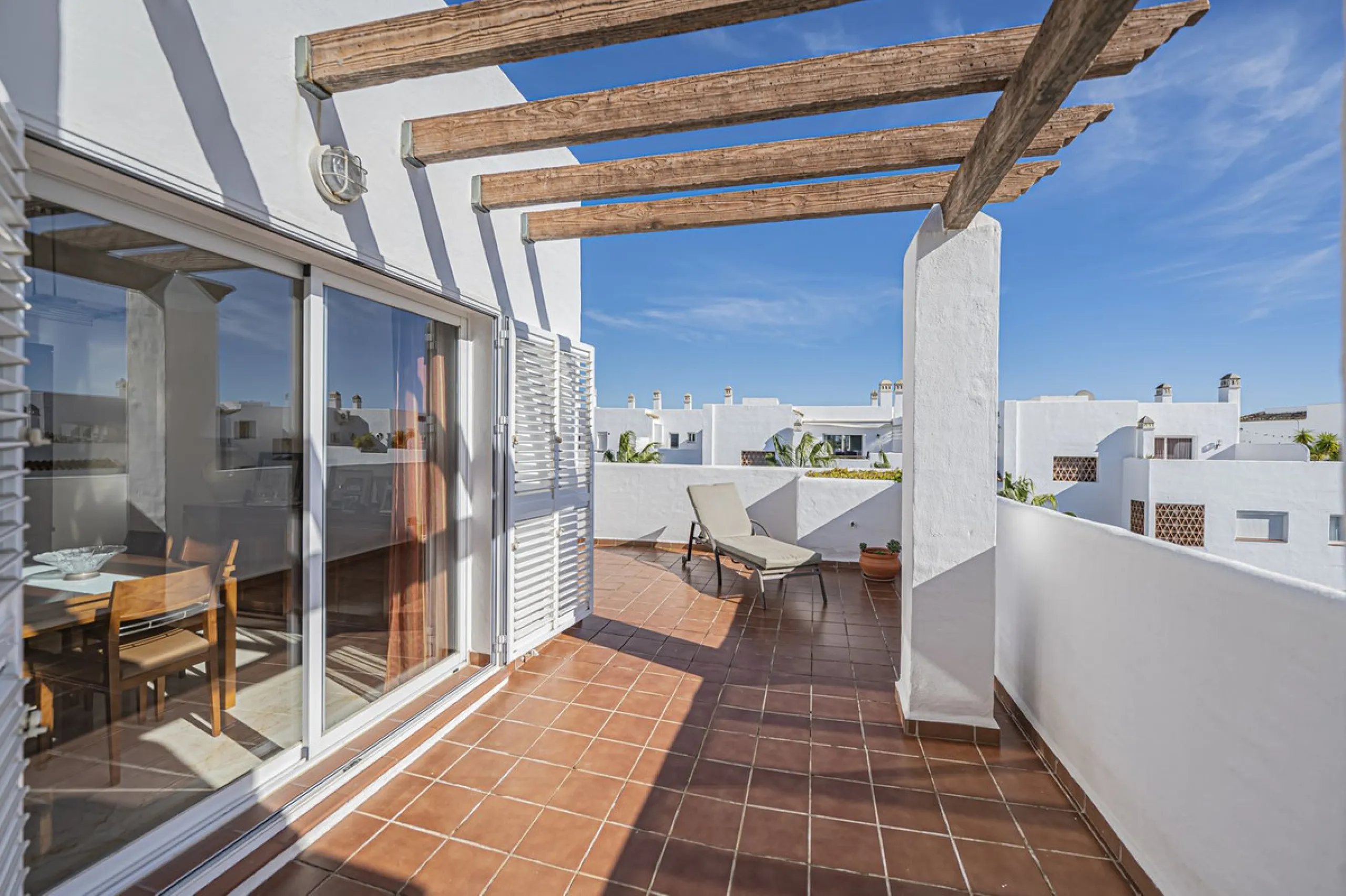 SPACIOUS PENTHOUSE WITH LARGE TERRACES AND SEA VIEWS