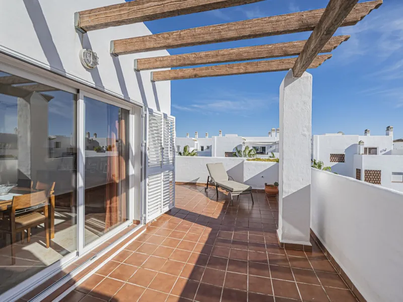 SPACIOUS PENTHOUSE WITH LARGE TERRACES AND SEA VIEWS
