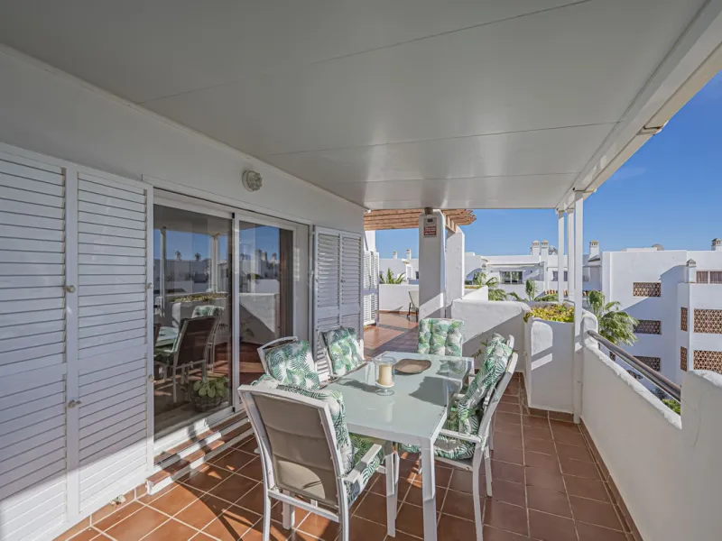 SPACIOUS PENTHOUSE WITH LARGE TERRACES AND SEA VIEWS