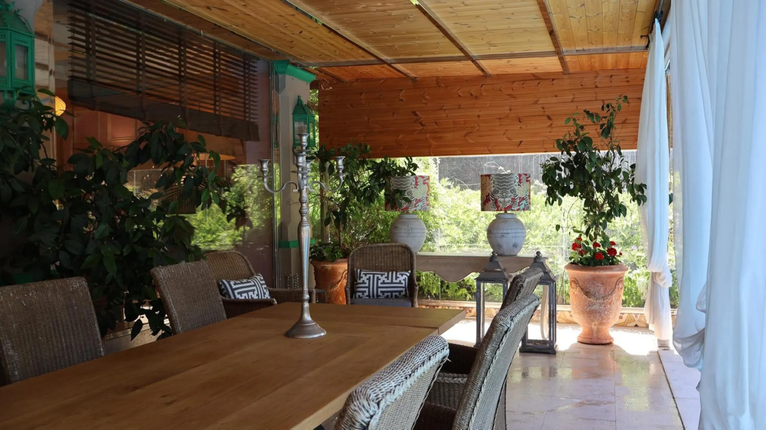 House - Detached Villa в продаже в Marbella, Málaga. В доме 5 спален и 6 ванных комнат. Площадь дома 587 м². Площадь участка 1018 м²