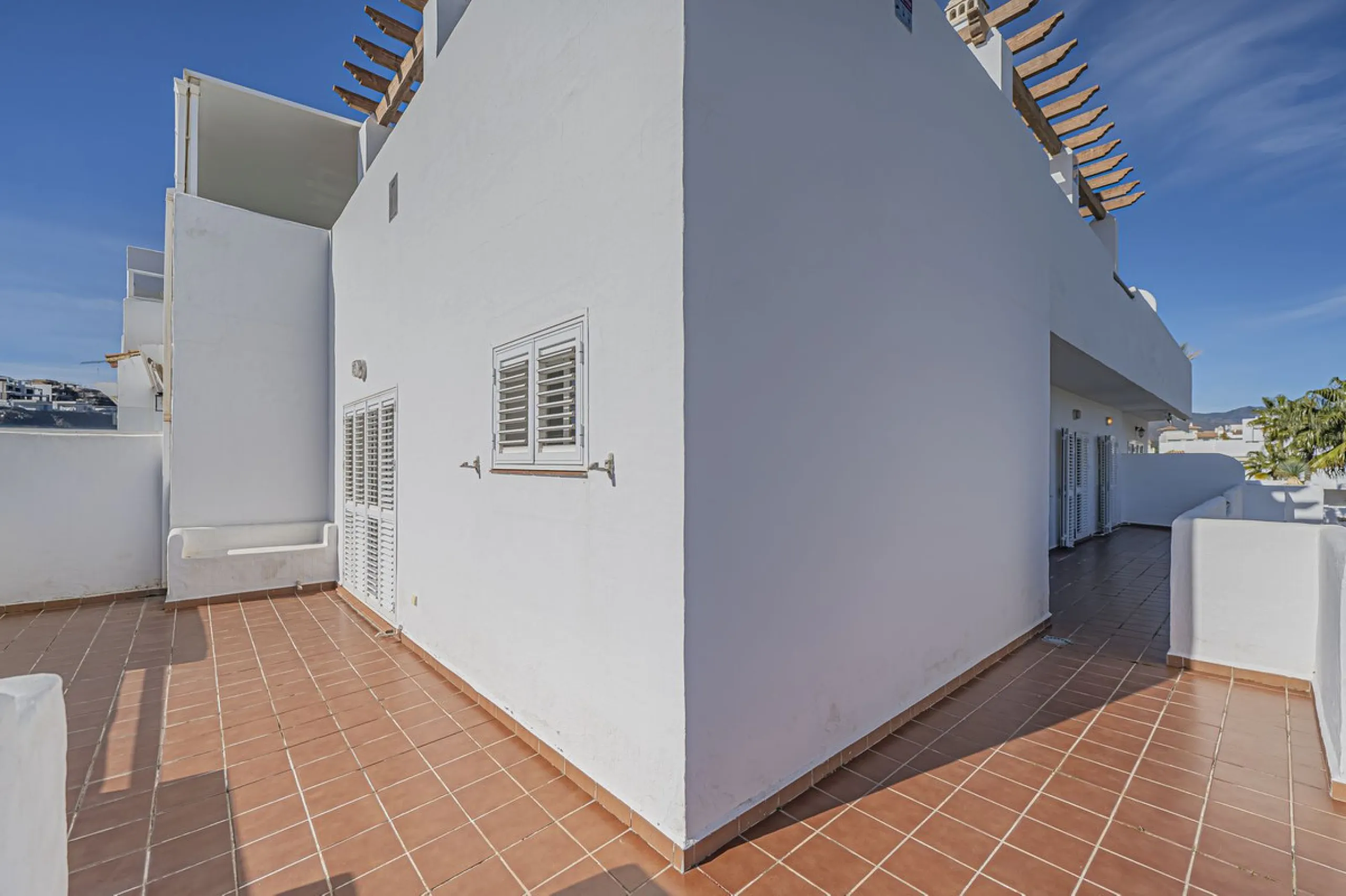 SPACIOUS PENTHOUSE WITH LARGE TERRACES AND SEA VIEWS
